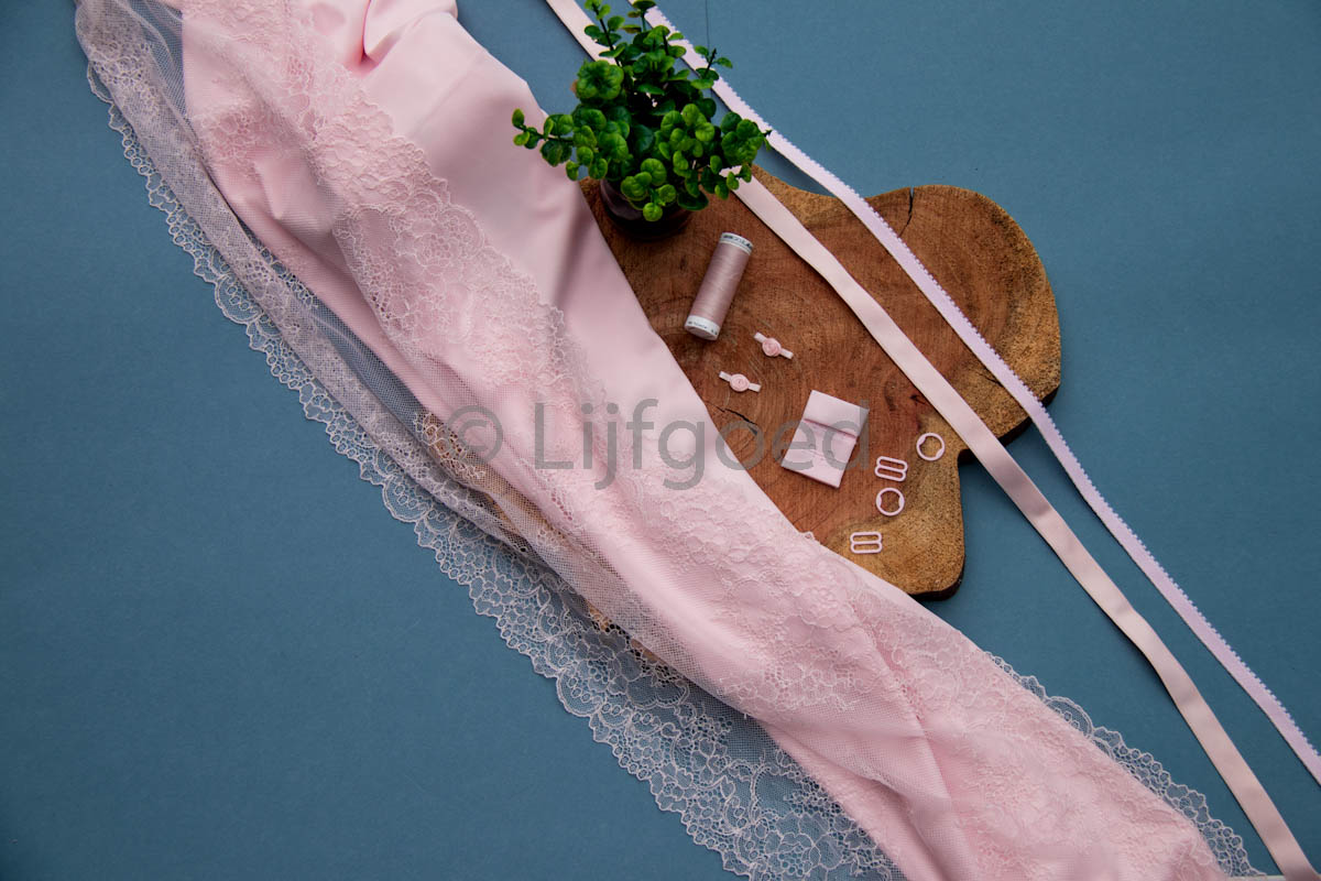 Lingeriepakket licht perzik kant elastisch met roze toon, stevige lycra 15mm schouderband