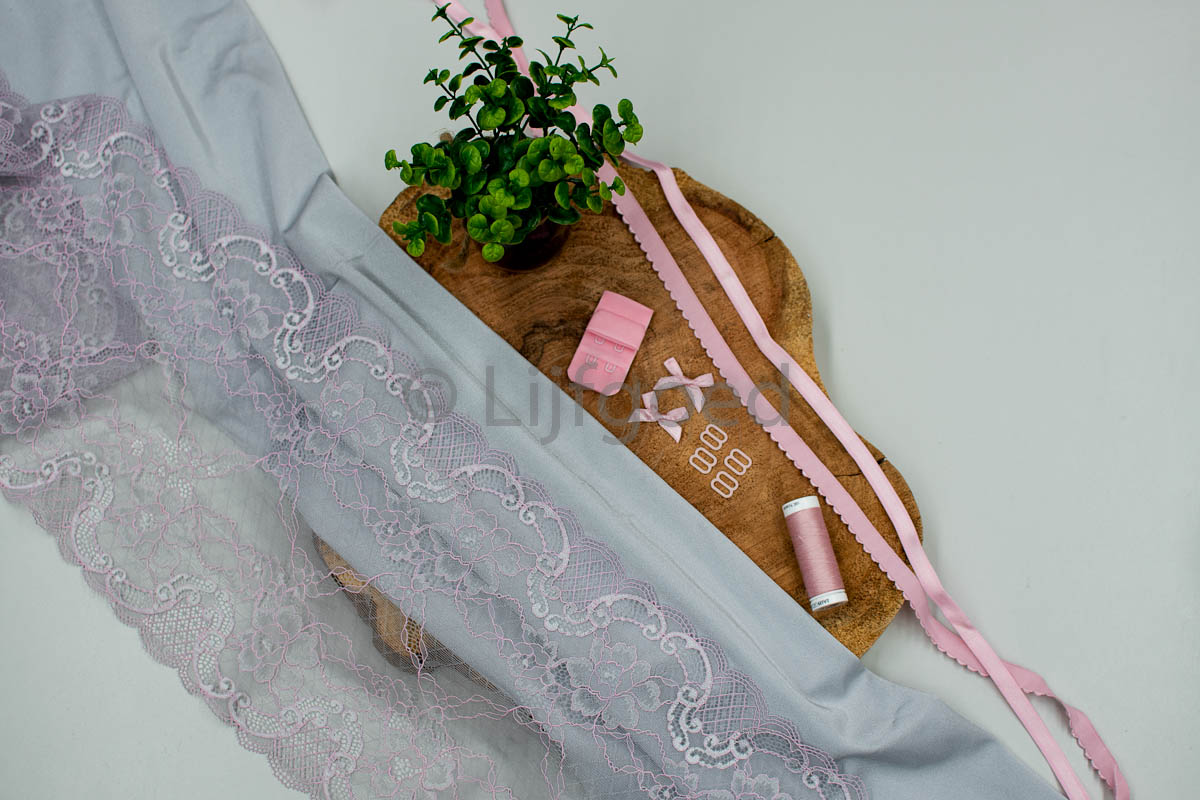 Lingeriepakket zilver kant elastisch met roze afwerking 10mm schouderband